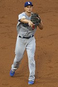 https://upload.wikimedia.org/wikipedia/commons/thumb/1/1e/20170718_Dodgers-WhiteSox_Corey_Seager_between_innings.jpg/120px-20170718_Dodgers-WhiteSox_Corey_Seager_between_innings.jpg